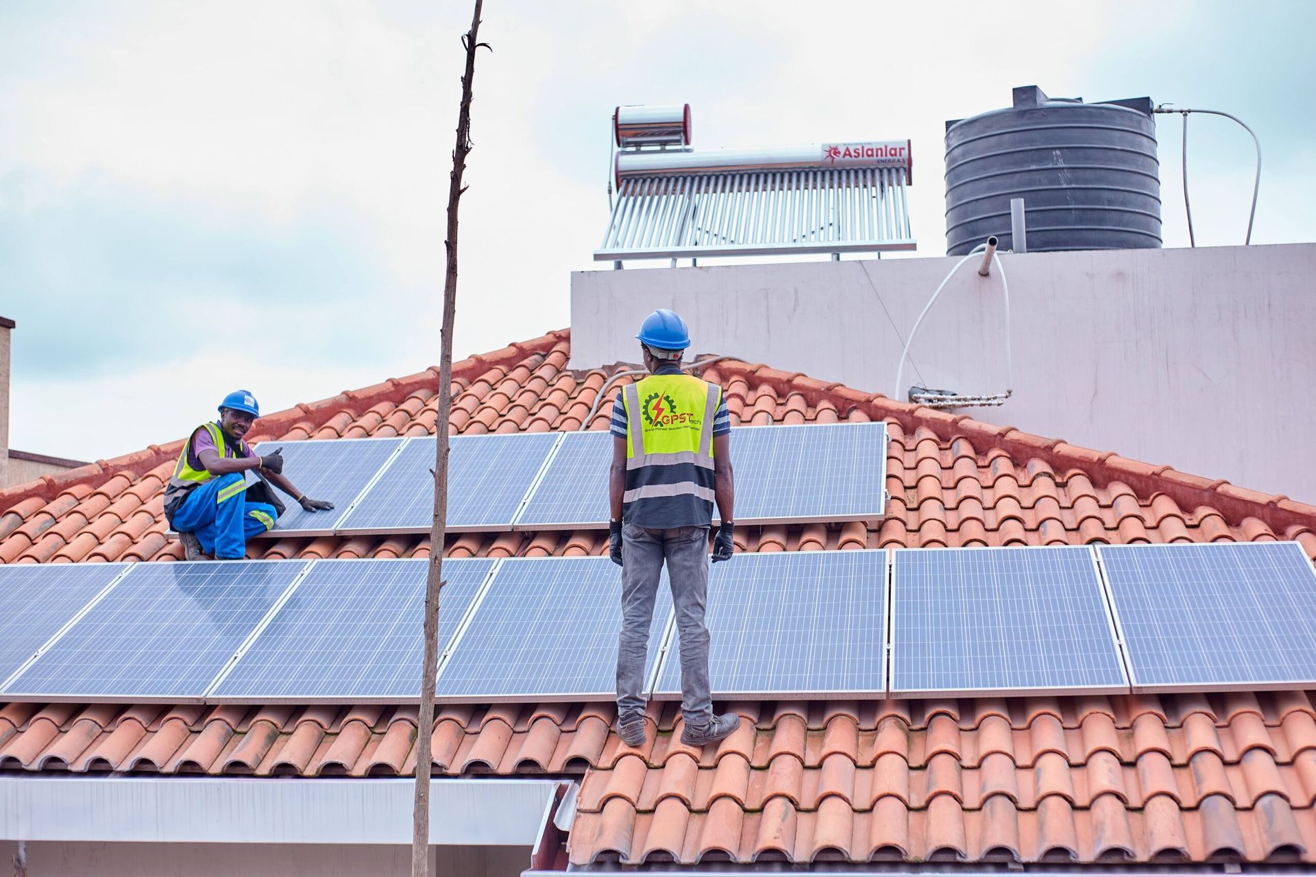 Équipes GPSTech installant des panneaux solaires